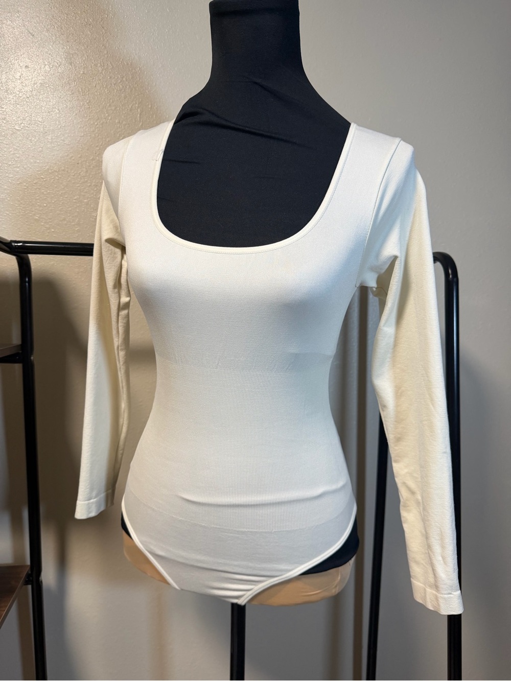 Women’s Scoop Neck Long Sleeve Bodysuit - Cream